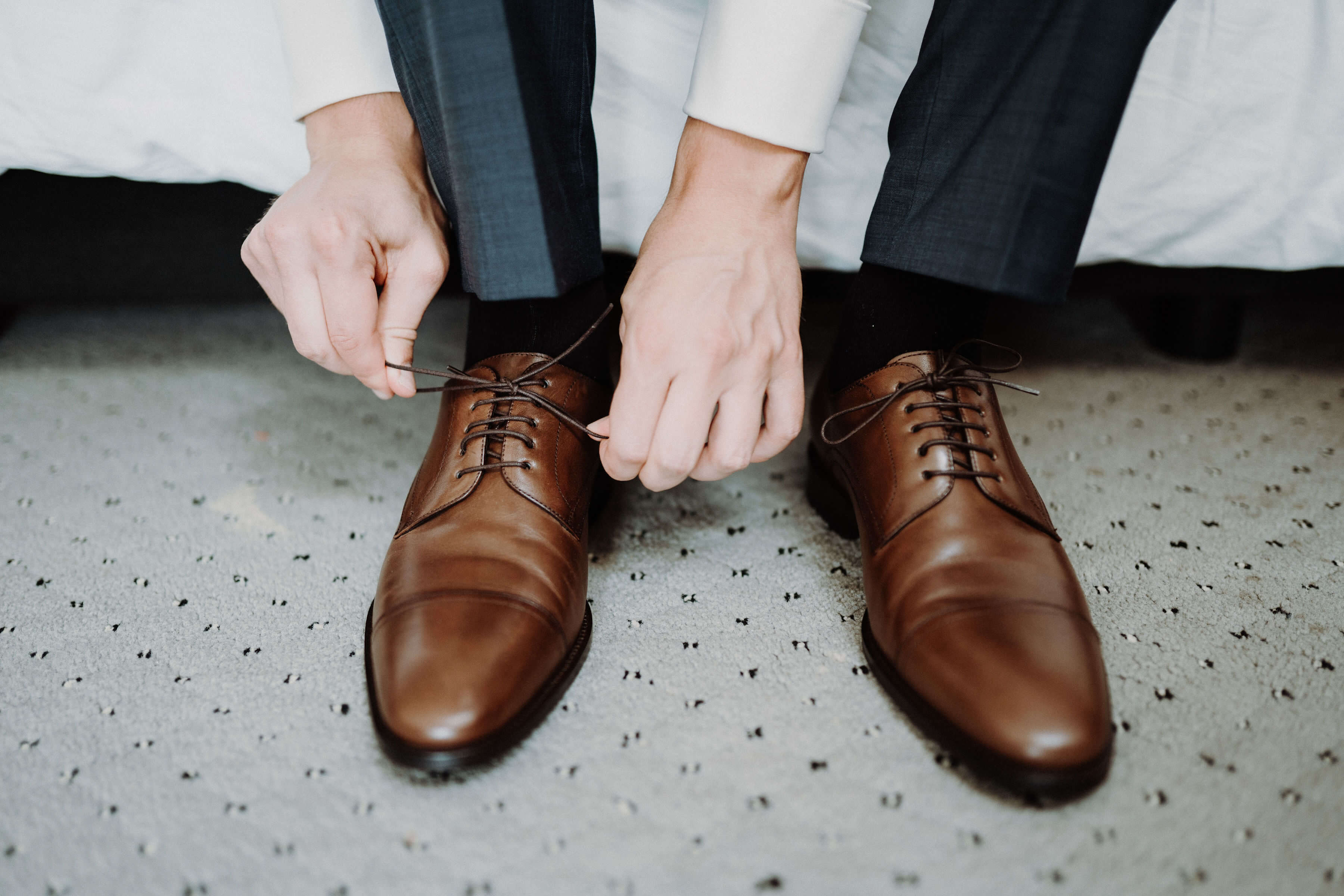Bräutigam bindet sich die Schuhe
