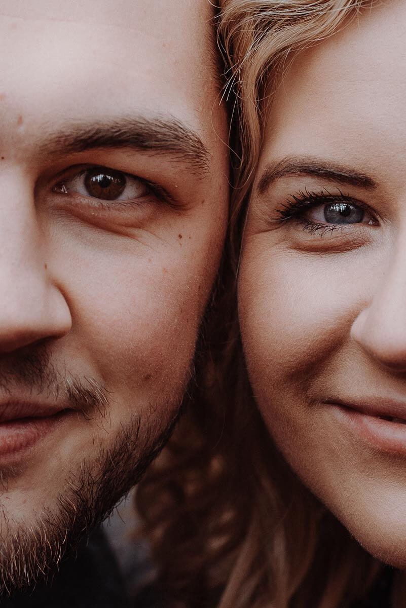 Detailbild von den Gesichtern eines jungen Paares