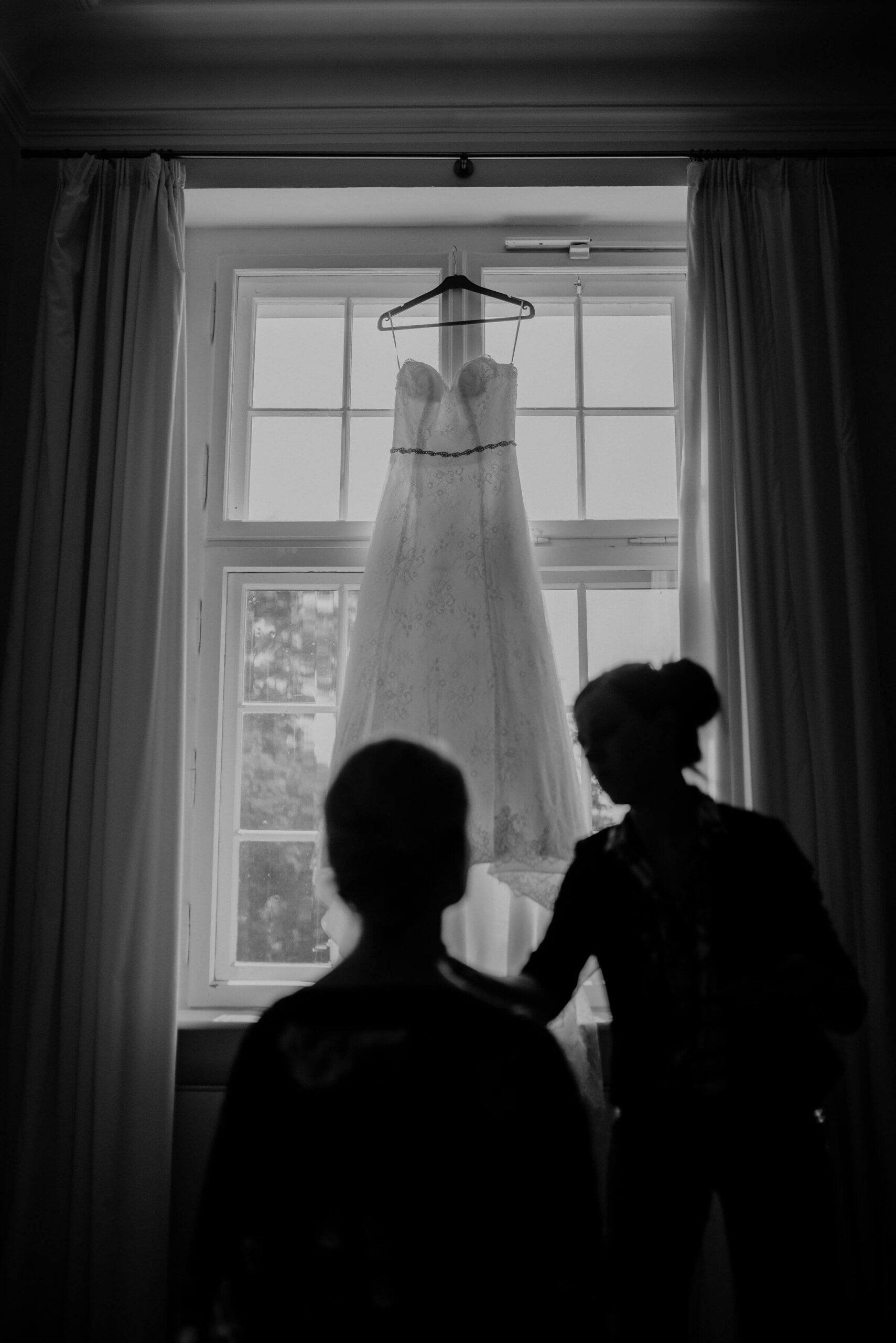 Silhouette der Braut und des Brautkleides beim Getting Ready