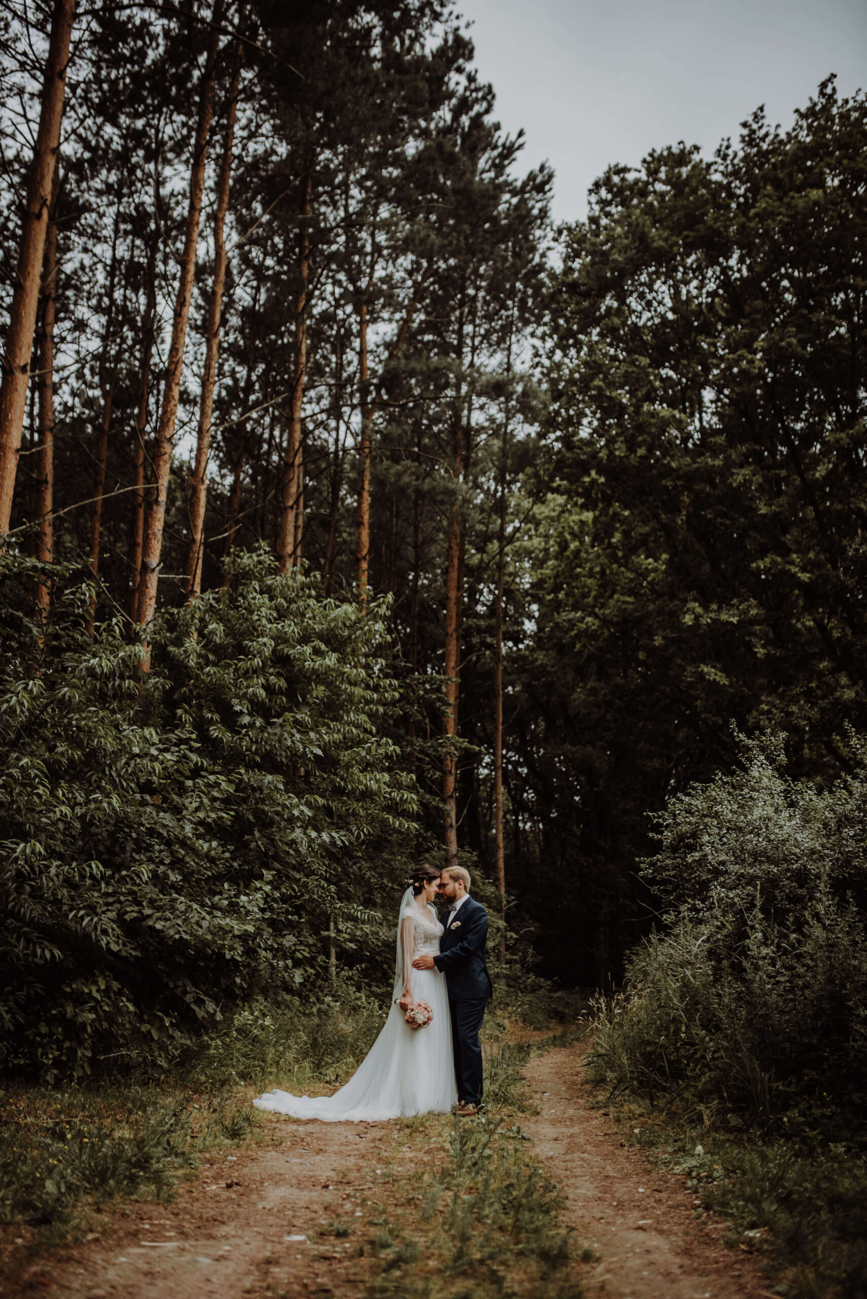 Braut und Bräutigam shooten auf Waldweg von Ueckermünde