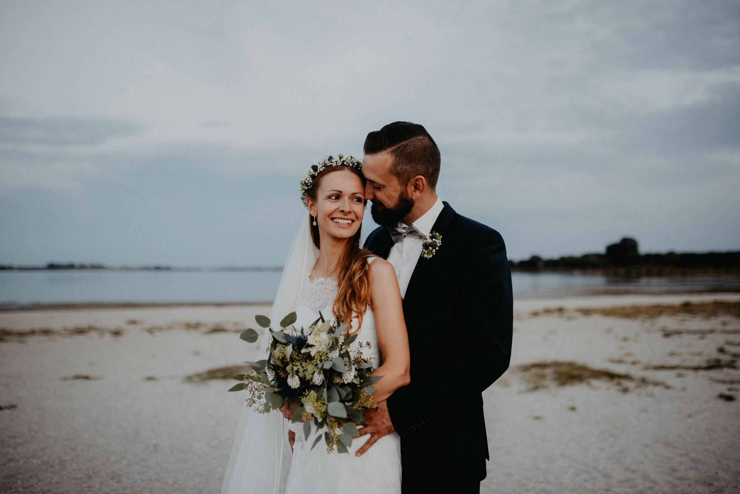 Braut und Bräutigam am Strand