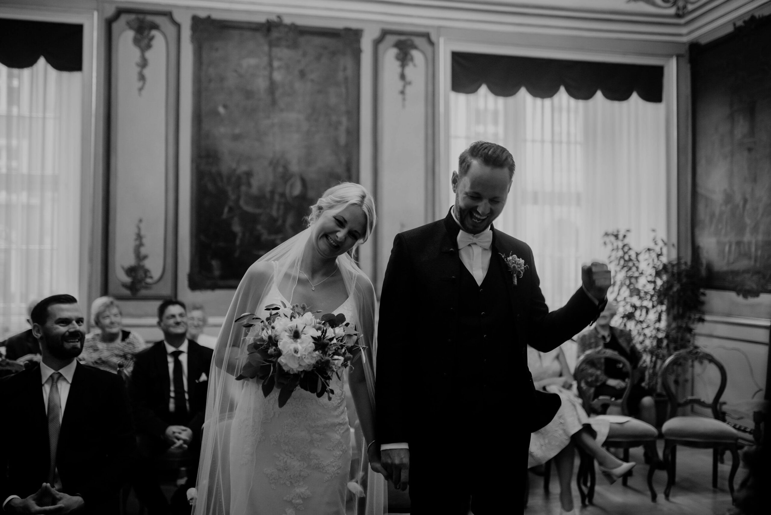 Bräutigam jubelt wegen Eheschließung neben seine Frau