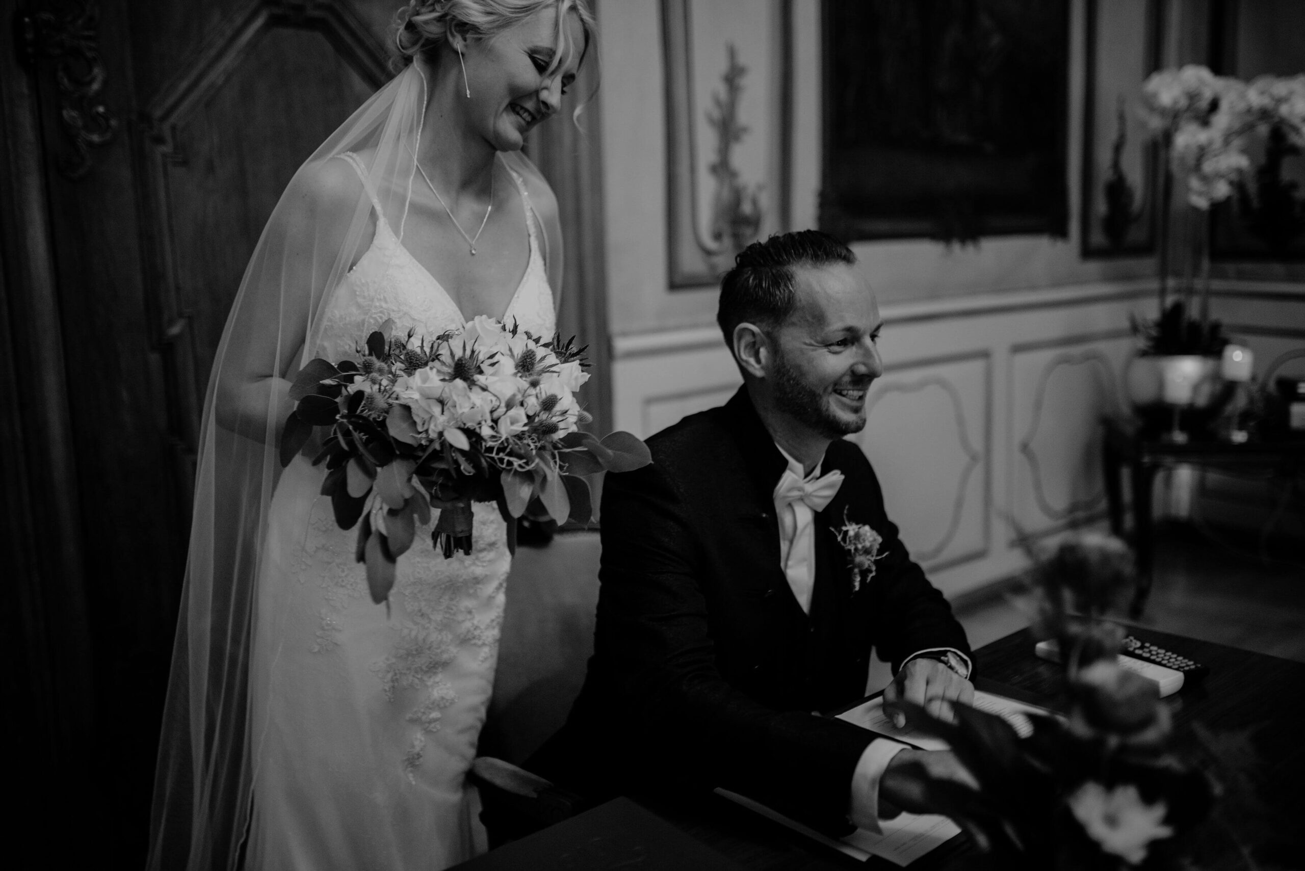 Braut und Bräutigam unterzeichnen Eheschließung im Standesamt Greifswald