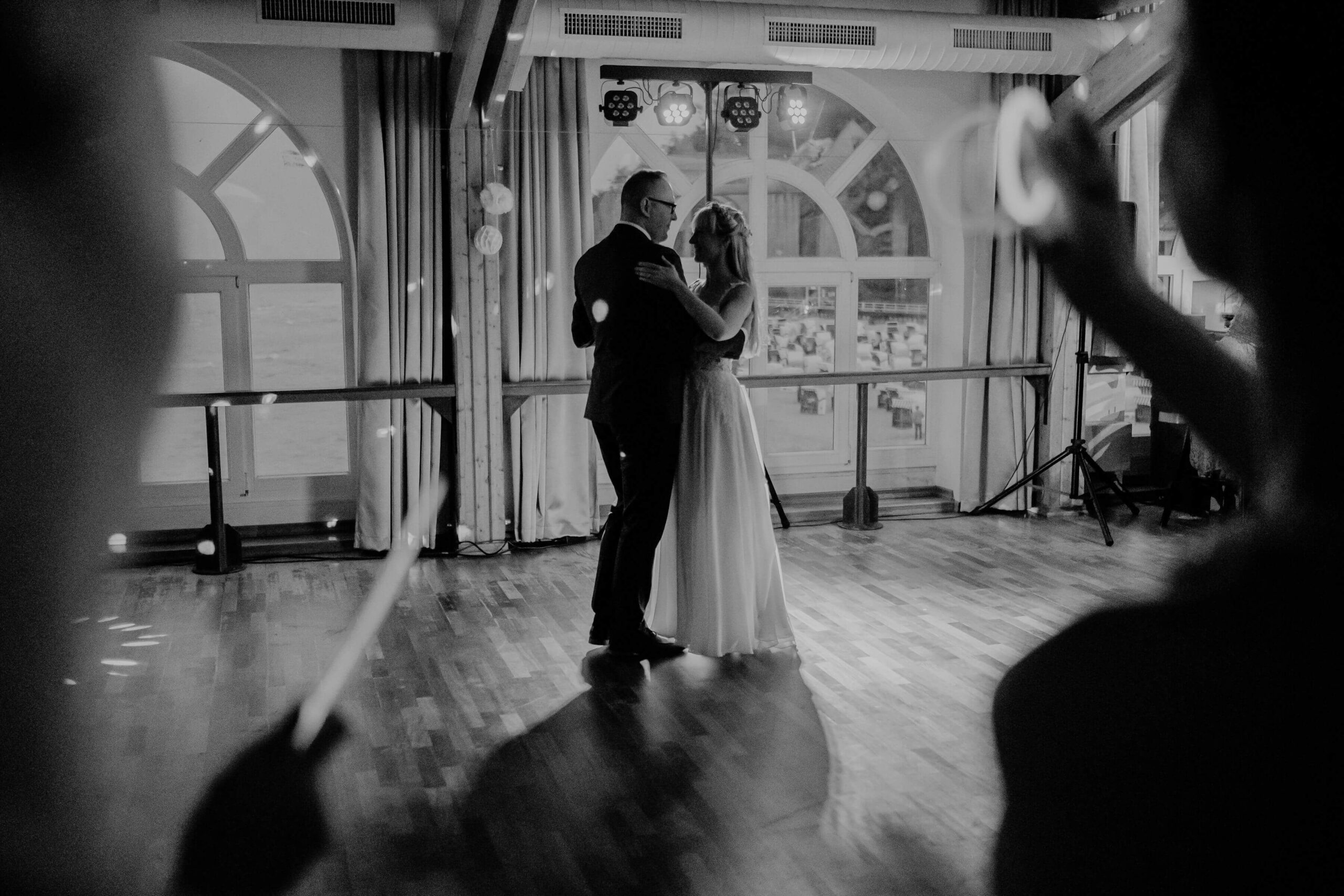 Braut und Bräutigam tanzen Hochzeitstanz